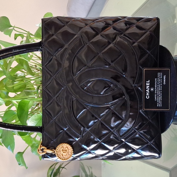 Chanel medallion - Picture 3 of 16